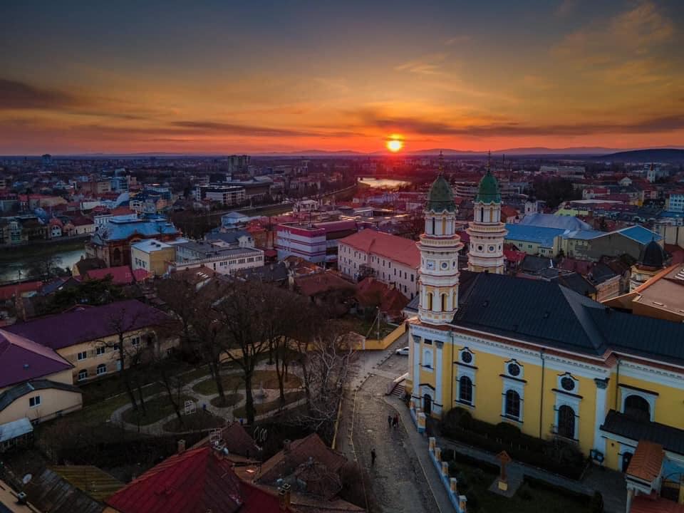 Бюро перекладів в Ужгороді — професійний переклад документів із нотаріальним засвідченням та апостилем