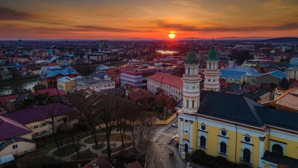 Бюро перекладів в Ужгороді — професійний переклад документів із нотаріальним засвідченням та апостилем